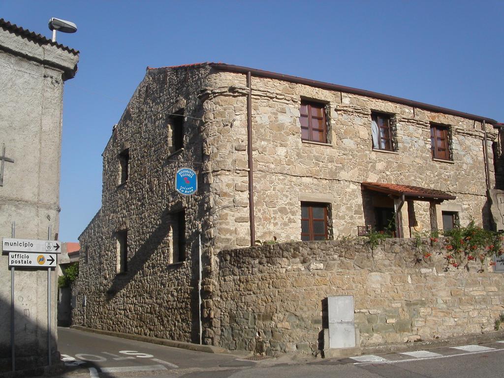 Locanda La Rosa Pauli Arbarei Bagian luar foto