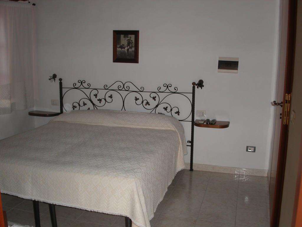Locanda La Rosa Pauli Arbarei Bagian luar foto